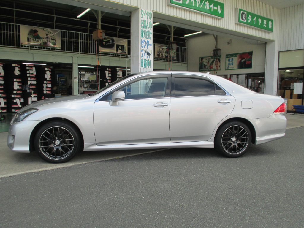200クラウンホイール クラウンアスリートの20インチ・ホイール交換・洗車・200系